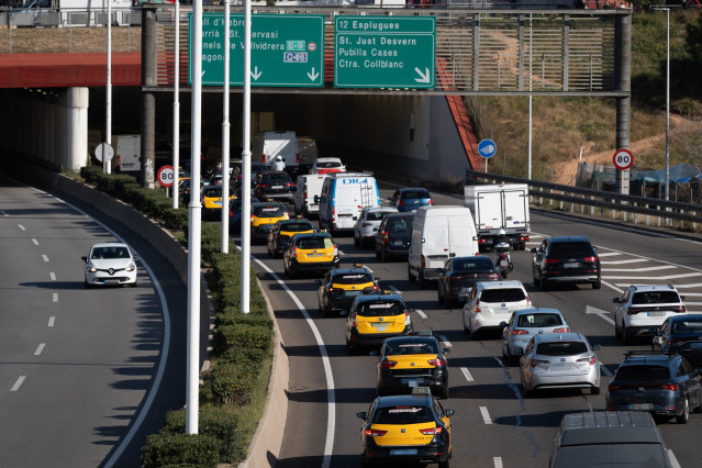 Archivo - Un grupo de taxis a la altura de Esplugues de Llobregat