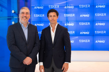 El director de alianzas de Esker Ibérica, Emilio Alonso, y el socio responsable de transformación financiera de KPMG en España, Alejandro Zafra.