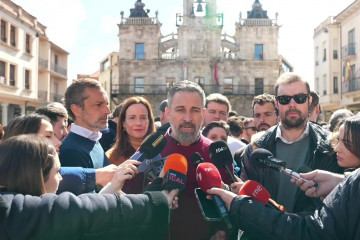 El presidente de Vox, Santiago Abascal, comparece ante los medios en Astorga (León) en un acto de campaña electoral.