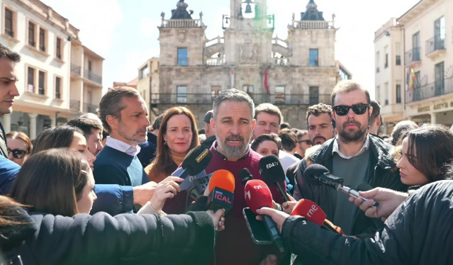 El presidente de Vox, Santiago Abascal, comparece ante los medios en Astorga (León) en un acto de campaña electoral.