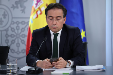 (I-D) El ministro de Exteriores, José Manuel Albares , durante la rueda de prensa posterior al Consejo de Ministros, a 10 de marzo de 2026, en Madrid (España).