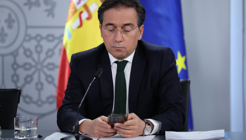 (I-D) El ministro de Exteriores, José Manuel Albares , durante la rueda de prensa posterior al Consejo de Ministros, a 10 de marzo de 2026, en Madrid (España).