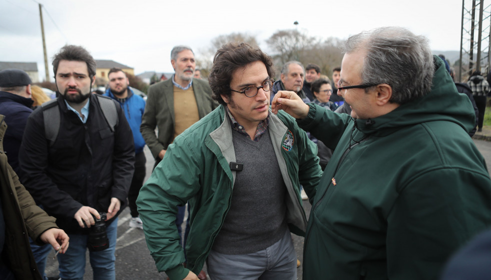 El diputado de Vox, José María Figaredo (c), durante la voladura de las torres de la Central termoeléctrica de Compostilla II, a 12 de febrero de 2026, en Cubillos de Sil, Castilla y León (España