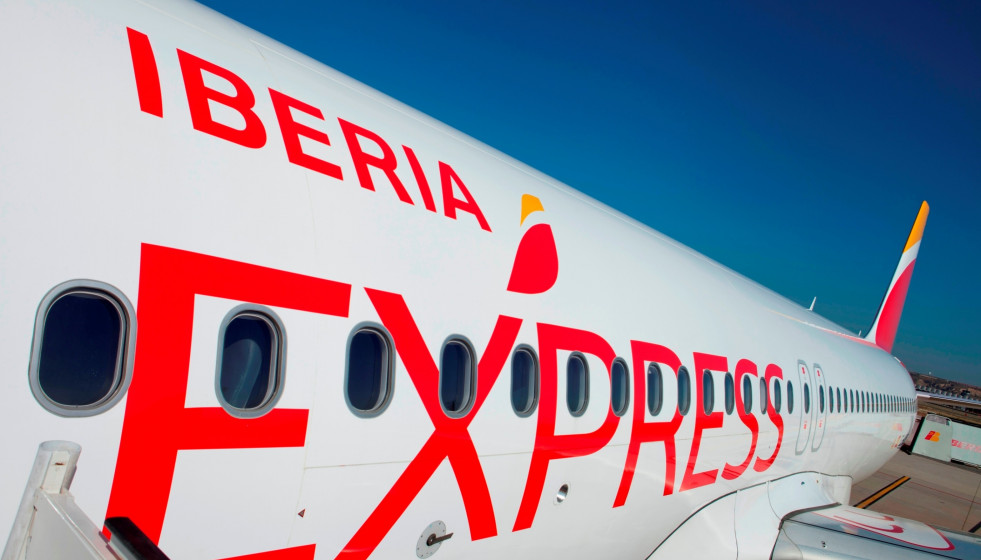 Archivo - Avión de Iberia Express
