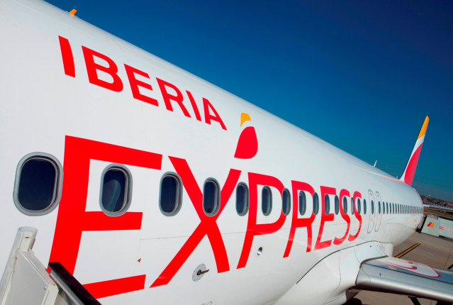 Archivo - Avión de Iberia Express