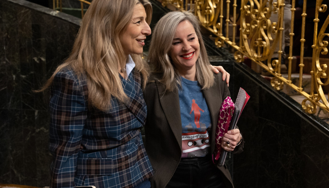 La vicepresidenta segunda y ministra de Trabajo, Yolanda Díaz (i), y la portavoz de Sumar en el Congreso, Verónica Martínez Barbero (d), durante un pleno en el Congreso de los Diputados, a 25 de fe