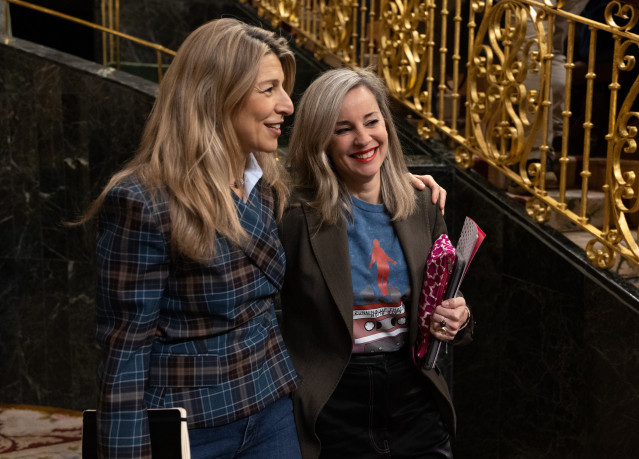La vicepresidenta segunda y ministra de Trabajo, Yolanda Díaz (i), y la portavoz de Sumar en el Congreso, Verónica Martínez Barbero (d), durante un pleno en el Congreso de los Diputados, a 25 de febrero de 202, en Madrid (España).