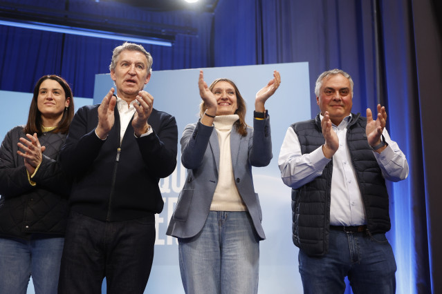 El presidente del Partido Popular, Alberto Núñez Feijóo (2i), durante un mitin en el Teatro Centro Cultural San Agustín, a 10 de marzo de 2026, en El Burgo de Osma, Soria, Castilla y León (España).