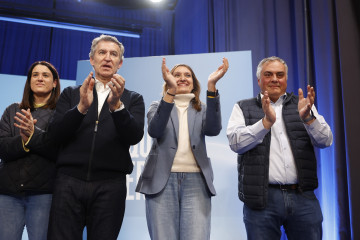 El presidente del Partido Popular, Alberto Núñez Feijóo (2i), durante un mitin en el Teatro Centro Cultural San Agustín, a 10 de marzo de 2026, en El Burgo de Osma, Soria, Castilla y León (Españ