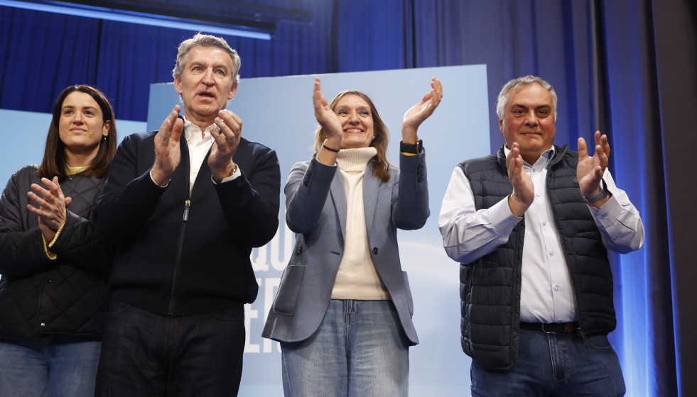 El presidente del Partido Popular, Alberto Núñez Feijóo (2i), durante un mitin en el Teatro Centro Cultural San Agustín, a 10 de marzo de 2026, en El Burgo de Osma, Soria, Castilla y León (Españ