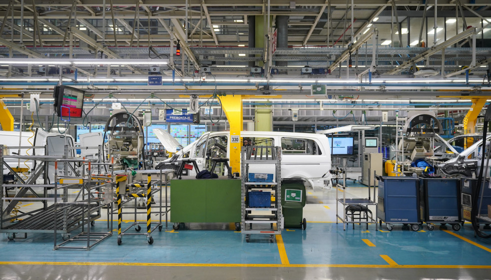 Archivo - Vista general de una sección de la planta de Mercedes Vitoria