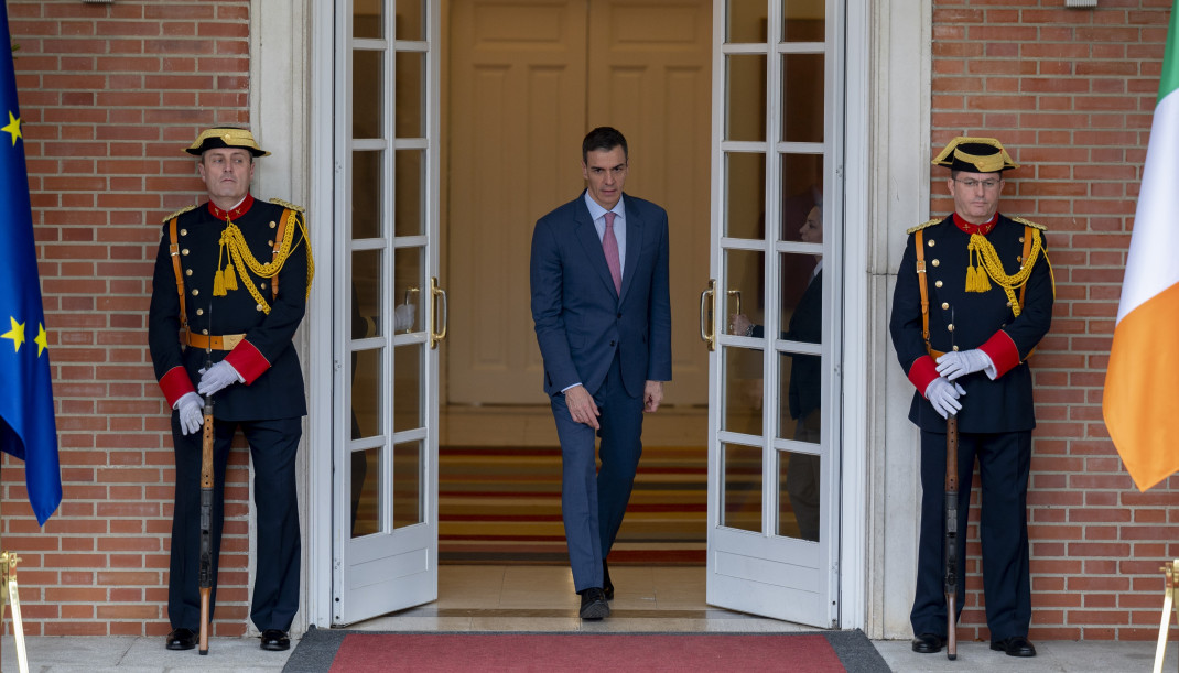 El presidente del Gobierno, Pedro Sánchez, antes de recibir al primer ministro de Irlanda, Micheál Martin, en el complejo de la Moncloa, a 10 de marzo de 2026, en Madrid (España).