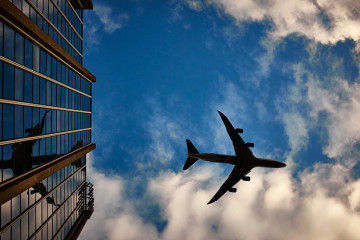 Archivo - Avión volando