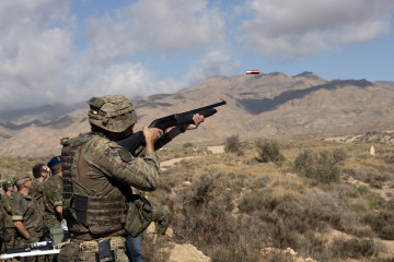 Archivo - El Ejército de Tierra realiza una demostración en Viator (Almería). Archivo.