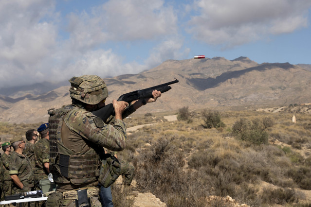 Archivo - El Ejército de Tierra realiza una demostración en Viator (Almería). Archivo.