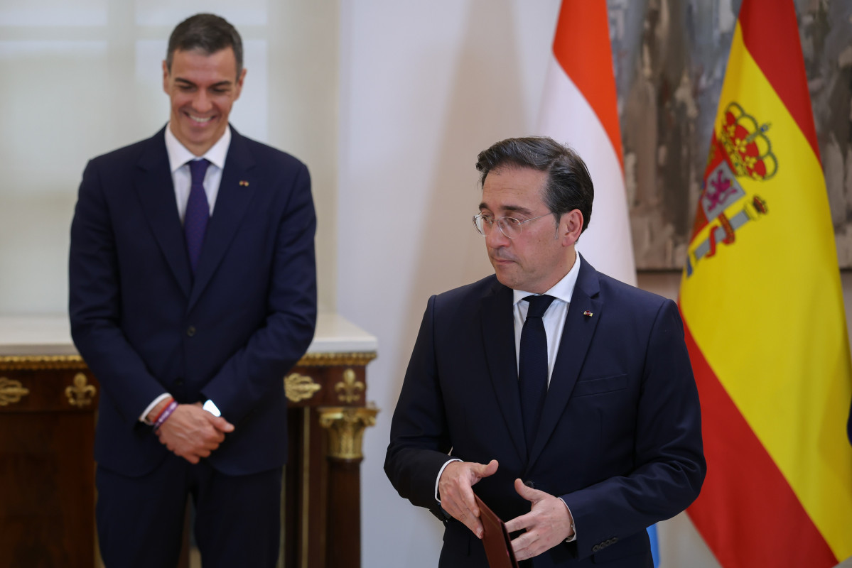 El presidente del Gobierno, Pedro Sánchez (i) y el ministro de Asuntos Exteriores, Unión Europea y Cooperación, José Manuel Albares (d)