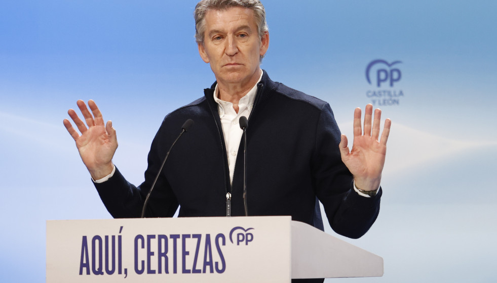 El presidente del Partido Popular, Alberto Núñez Feijóo, interviene durante un mitin, en el Teatro Centro Cultural San Agustín, a 10 de marzo de 2026, en El Burgo de Osma, Soria, Castilla y León 