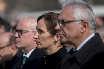 La ministra de Sanidad, Mónica García (c), durante el acto homenaje a las víctimas de los atentados del 11M en su 22º aniversario (2004 - 2026), en la estación Atocha-Cercanías, a 11 de marzo de