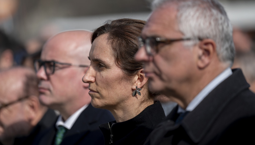 La ministra de Sanidad, Mónica García (c), durante el acto homenaje a las víctimas de los atentados del 11M en su 22º aniversario (2004 - 2026), en la estación Atocha-Cercanías, a 11 de marzo de