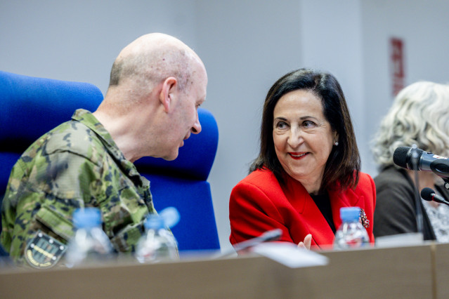La ministra de Defensa, Margarita Robles, en su visita al MOPS en la base de Retamares en Pozuelo de Alarcón (Madrid)