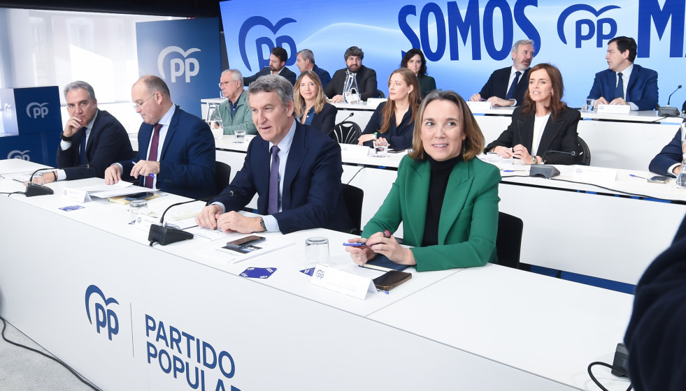 El presidente del Partido Popular, Alberto Núñez Feijóo (c), preside la reunión de la Junta Directiva Nacional del partido, junto a Elías Bendodo (i), Miguel Tellado (2i), y Cuca Gamarra (d), a 9