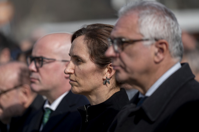 La ministra de Sanidad, Mónica García (c), durante el acto homenaje a las víctimas de los atentados del 11M en su 22º aniversario (2004 - 2026), en la estación Atocha-Cercanías, a 11 de marzo de 2026, en Madrid (España).