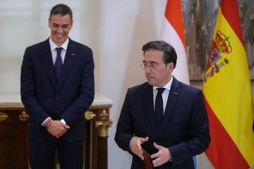 El presidente del Gobierno, Pedro Sánchez (i) y el ministro de Asuntos Exteriores, Unión Europea y Cooperación, José Manuel Albares (d)