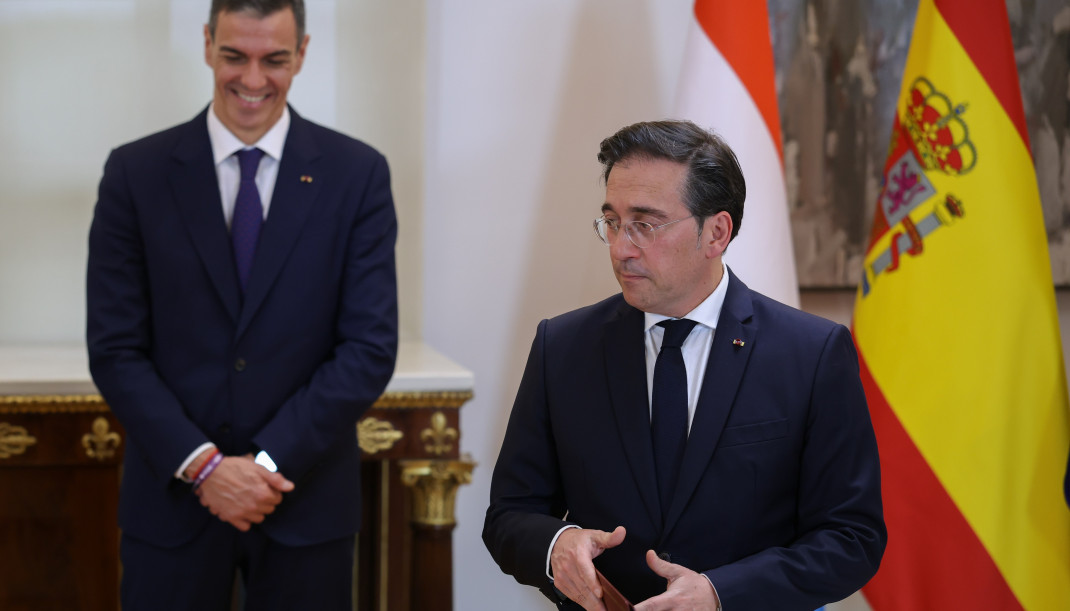 El presidente del Gobierno, Pedro Sánchez (i) y el ministro de Asuntos Exteriores, Unión Europea y Cooperación, José Manuel Albares (d)