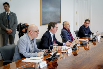 Archivo - Reunión del presidente del Gobierno, Pedro Sánchez, y varios ministros con representantes de empresarios y sindicatos, en una foto de archivo.