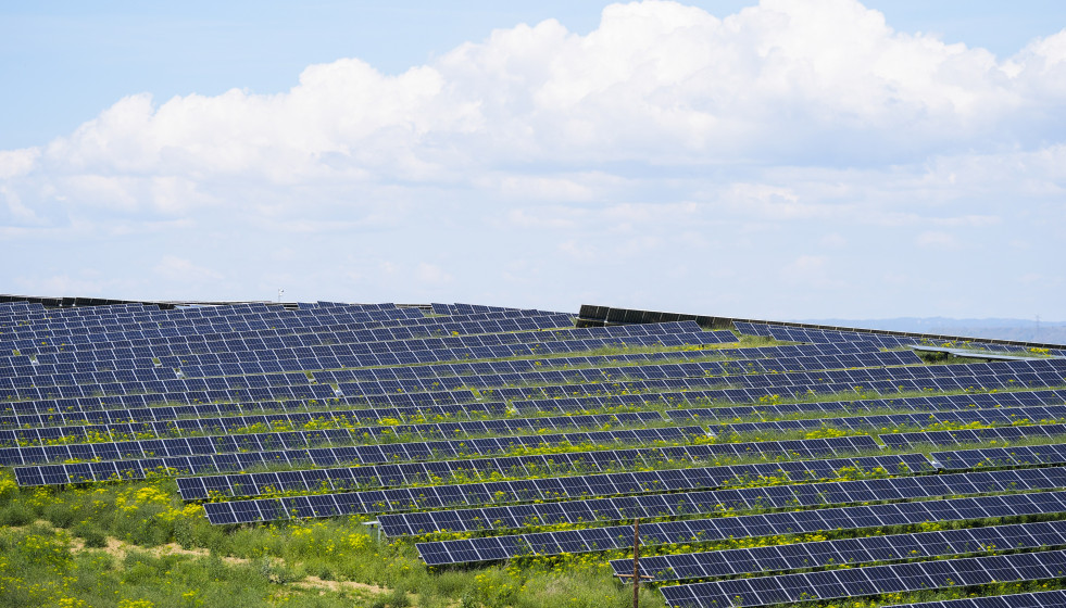 Archivo - Planta fotovoltaica de Salteras, en Sevilla