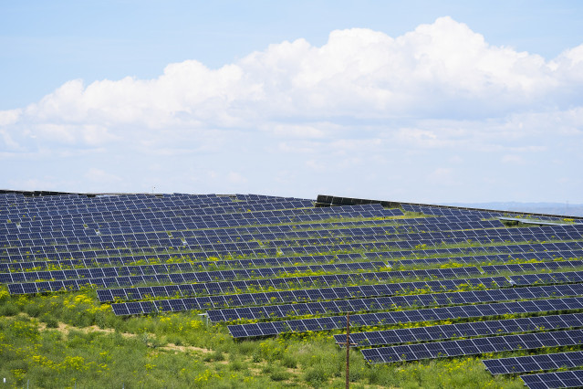Archivo - Planta fotovoltaica de Salteras, en Sevilla
