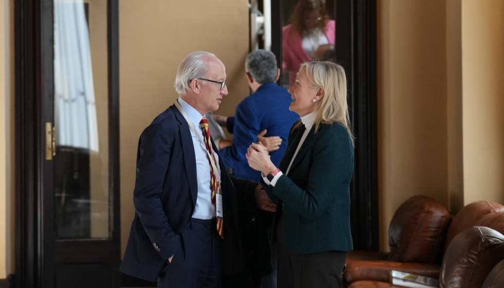 El presidente ejecutivo de Unauto VTC, José Manuel Berzal, y la diputada del PP en el Parlament Ángeles Esteller en el Parlament tras votarse que siga la tramitación de la ley del taxi tras caer la