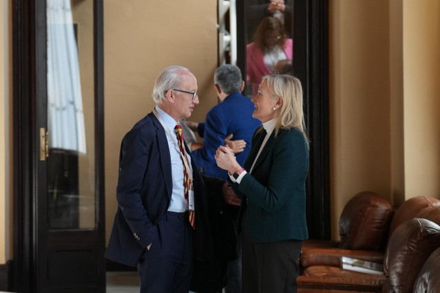 El presidente ejecutivo de Unauto VTC, José Manuel Berzal, y la diputada del PP en el Parlament Ángeles Esteller en el Parlament tras votarse que siga la tramitación de la ley del taxi tras caer la enmienda a la totalidad de Vox.