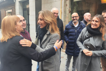 Cayetana Álvarez de Toledo saluda a miembros del PP durante un encuentro en Soria