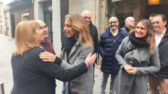 Cayetana Álvarez de Toledo saluda a miembros del PP durante un encuentro en Soria