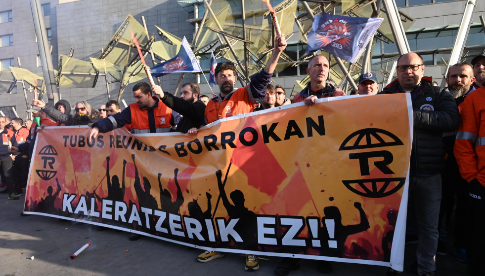 Trabajadores de Tubos Reunidos se concentran contra el ERE, frente al Palacio Euskalduna de Bilbao, a 26 de febrero de 2026, en Bilbao, Vizcaya, País Vasco (España).