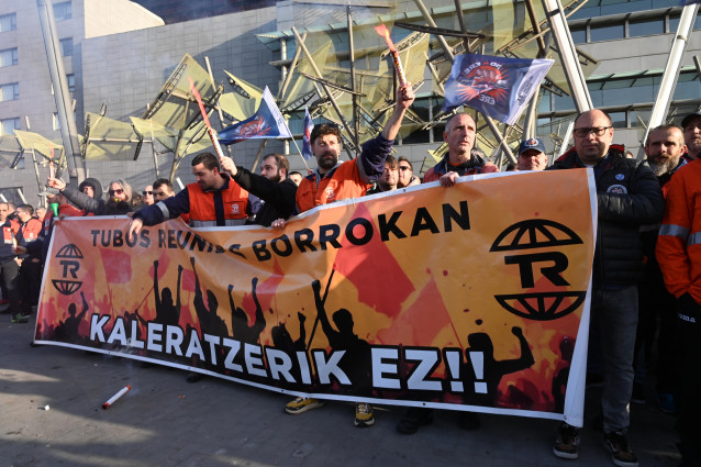 Trabajadores de Tubos Reunidos se concentran contra el ERE, frente al Palacio Euskalduna de Bilbao, a 26 de febrero de 2026, en Bilbao, Vizcaya, País Vasco (España).