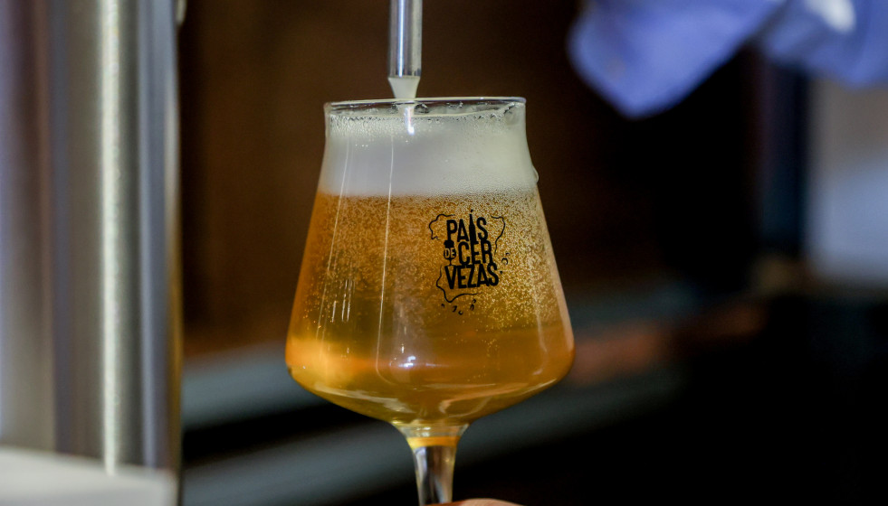 Archivo - Una cerveza rubia de grifo tirada