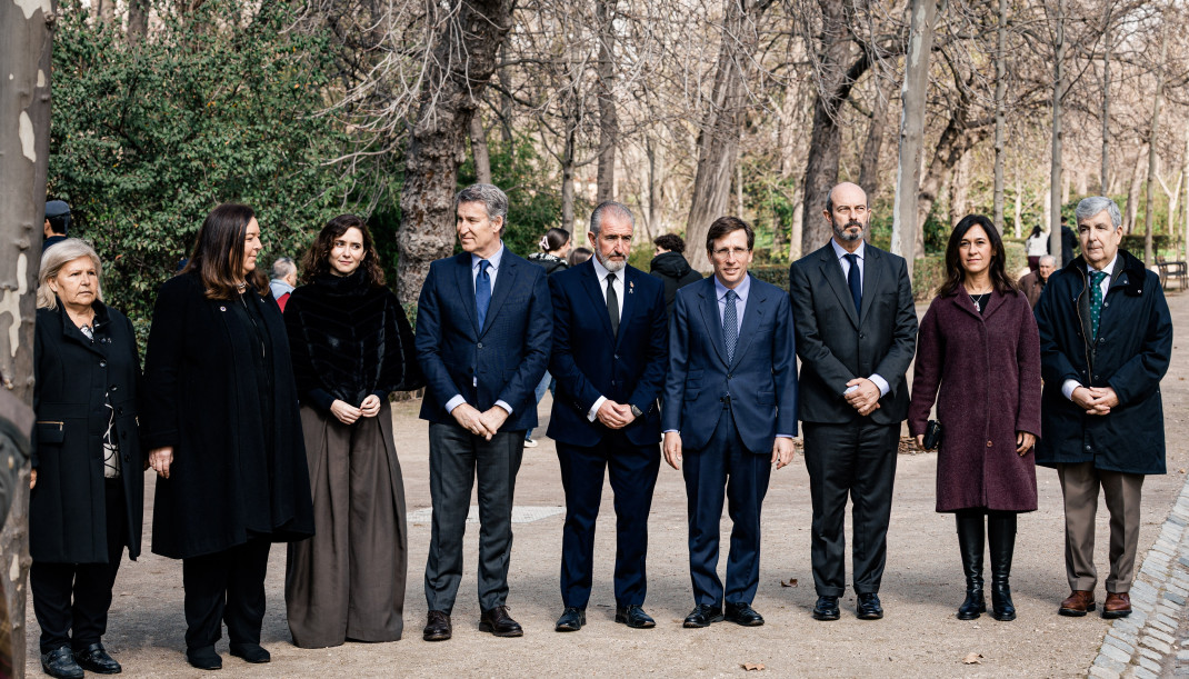 La presidenta de la Comunidad de Madrid, Isabel Díaz Ayuso (3i), el alcalde de Madrid, José Luis Martínez Almeida (4d), la presidenta de la Asociación Víctimas del Terrorismo, Maite Araluce (2i),