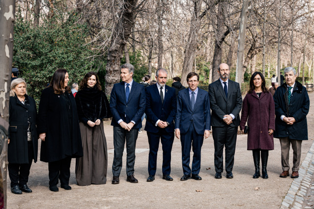 La presidenta de la Comunidad de Madrid, Isabel Díaz Ayuso (3i), el alcalde de Madrid, José Luis Martínez Almeida (4d), la presidenta de la Asociación Víctimas del Terrorismo, Maite Araluce (2i), y el presidente del PP, Alberto Núñez Feijóo (4i), asisten