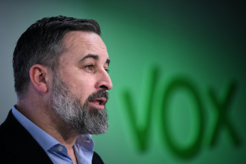 Archivo - El líder de VOX, Santiago Abascal, durante una rueda de prensa posterior al Comité de Dirección del partido, a 13 de enero de 2025, en Madrid (España). Durante su comparecencia, Abascal,