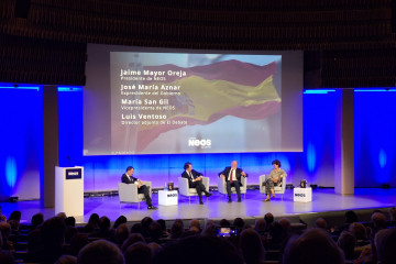 El expresidente del Gobierno, José María Aznar, y el exministro del Interior Jaime Mayor Oreja, durante la presentación del libro 'Una verdad incómoda', en el Auditorio de la Mutua Madrileña, Mad