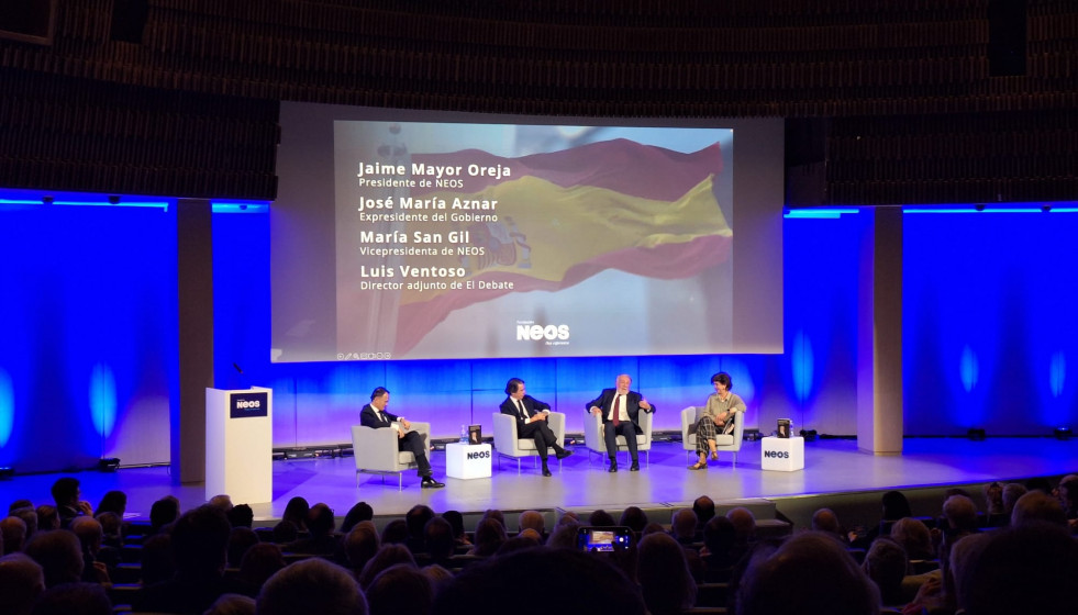 El expresidente del Gobierno, José María Aznar, y el exministro del Interior Jaime Mayor Oreja, durante la presentación del libro 'Una verdad incómoda', en el Auditorio de la Mutua Madrileña, Mad