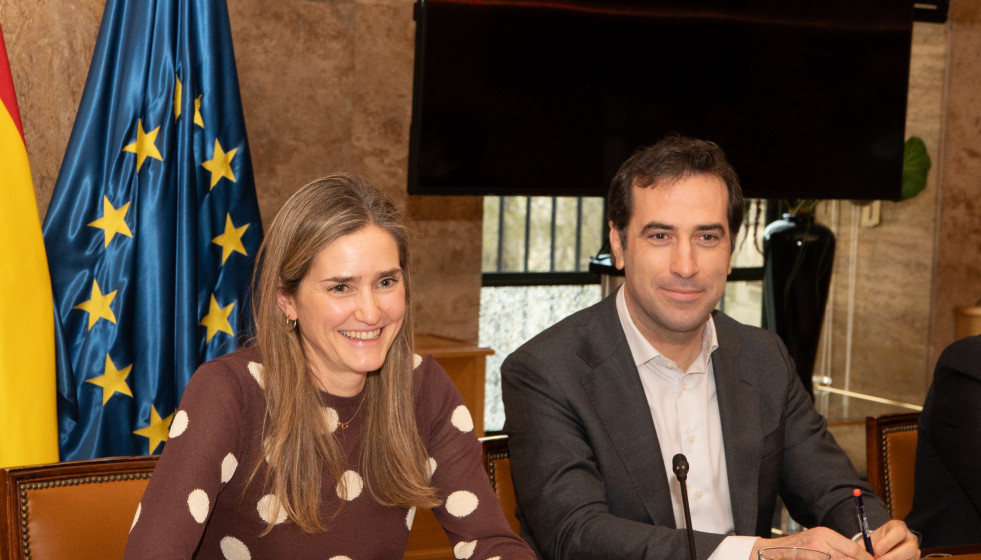 La vicepresidenta del Gobierno y ministra para la Transición Ecológica y el Reto Demográfico, Sara Aagesen, y el ministro de Economía, Comercio y Empresa, Carlos Cuerpo, durante una reunión con r