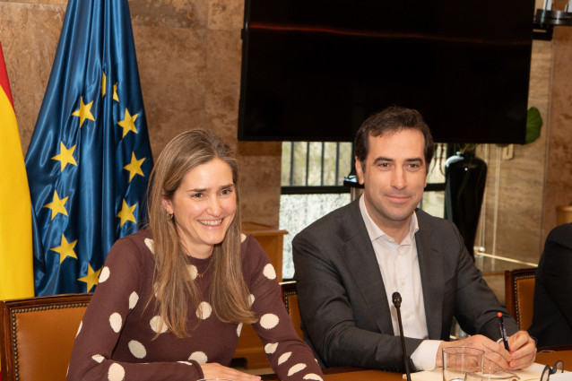La vicepresidenta del Gobierno y ministra para la Transición Ecológica y el Reto Demográfico, Sara Aagesen, y el ministro de Economía, Comercio y Empresa, Carlos Cuerpo, durante una reunión con representantes del sector gasista y petrolero