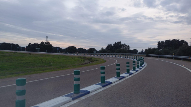 Archivo - Enlace 'en trompa' en el acceso a una autovía