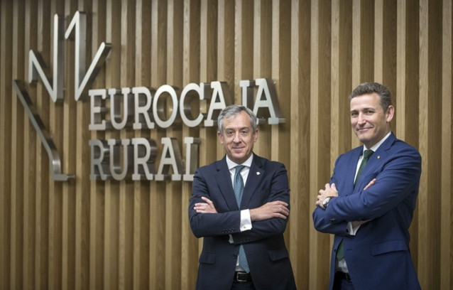 Archivo - El presidente de Eurocaja Rural, Javier López Martín, y el director general de la entidad financiera, Víctor Manuel Martín López.