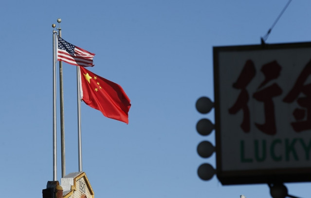 Archivo - (Foto de ARCHIVO) Imagen de una bandera estadounidense y una china en San Francisco  EPDATA 13/5/2025