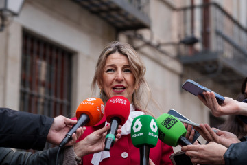 La vicepresidenta segunda y ministra de Trabajo y Economía Social, Yolanda Díaz, atiende a los medios de comunicación a su salida de la capilla ardiente por Raúl del Pozo, en la Plaza de la Villa,