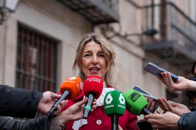 La vicepresidenta segunda y ministra de Trabajo y Economía Social, Yolanda Díaz, atiende a los medios de comunicación a su salida de la capilla ardiente por Raúl del Pozo, en la Plaza de la Villa, a 11 de marzo de 2026, en Madrid (España).